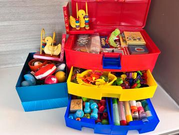 Kleine knutselspulletjes, boekje, magneetletters, stempels… beschikbaar voor biedingen