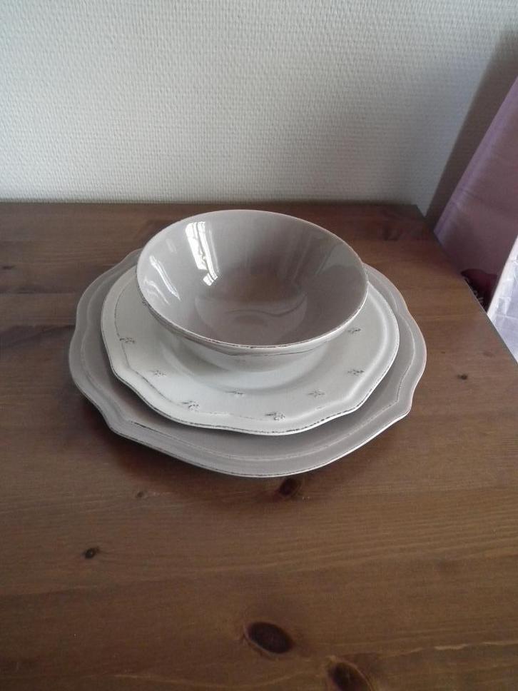 Service de table (18 pièces) Matceramica Portugal, Huis en Inrichting, Keuken | Servies, Zo goed als nieuw, Bord(en), Overige stijlen