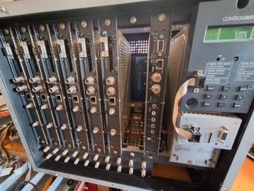 Decodeur- parabole satellite collectif + 35 TV GRUNDIG 32", Enlèvement, Comme neuf