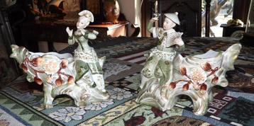 Deux figurines en porcelaine représentant un homme et une fe