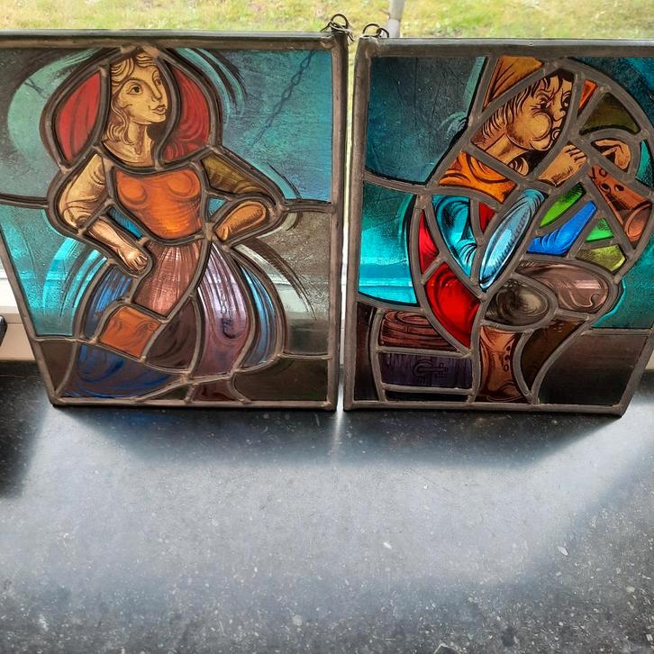 Vitrail, 2 pièces. Signé : Mestdagh. 22 cm x 27 cm, Collections, Religion, Enlèvement ou Envoi
