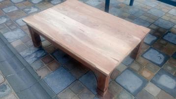 Massief salontafel beschikbaar voor biedingen