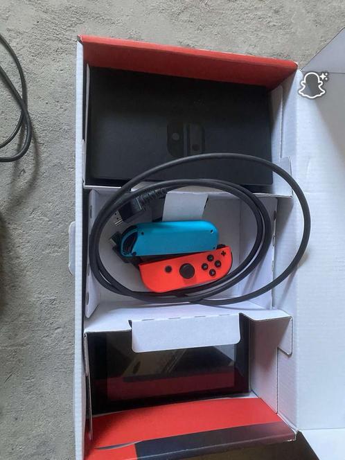 Nintendo switch in doos + 1 spel, Games en Spelcomputers, Spelcomputers | Nintendo Switch, Zo goed als nieuw, Ophalen