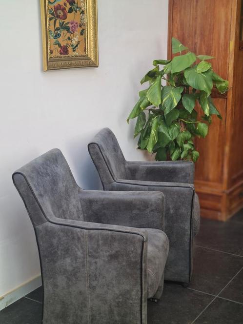 Set 2 grijze sèudelook stoelen met armleuning op wieltjes, Huis en Inrichting, Stoelen, Zo goed als nieuw, Twee, Overige materialen