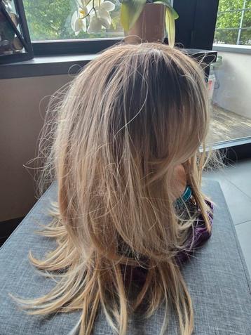 Blonde pruik beschikbaar voor biedingen