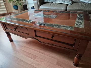 TWEE SALON TAFELS IN KERSELAAR HOUT beschikbaar voor biedingen