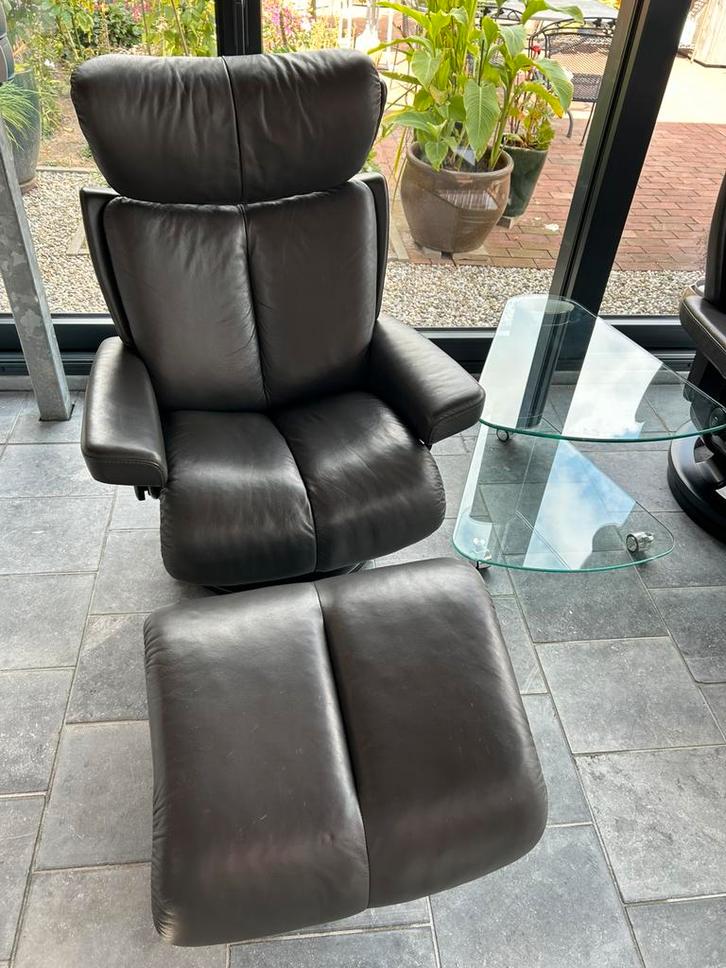 Te koop stressles fauteuils leder met voetenbankje, Huis en Inrichting, Fauteuils, Gebruikt, Leer, 100 tot 125 cm, Minder dan 75 cm