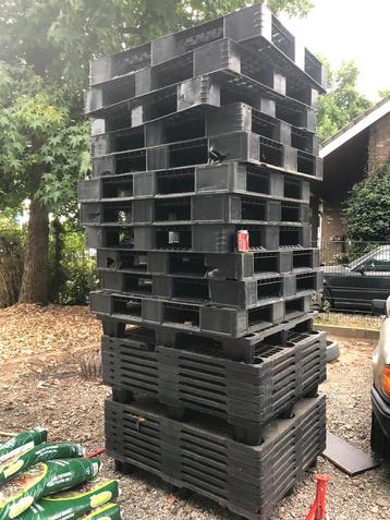 Stapel plastic pallets 100 euro vandaag ophalen beschikbaar voor biedingen