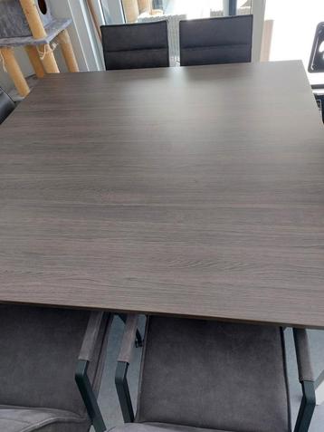 Eettafel 160 cm x 160 cm beschikbaar voor biedingen