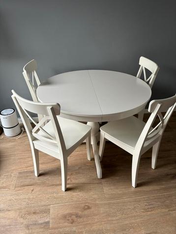 Ronde eettafel + 4 stoelen gloednieuw IKEA disponible aux enchères