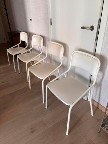 4 witte keukenstoelen beschikbaar voor biedingen