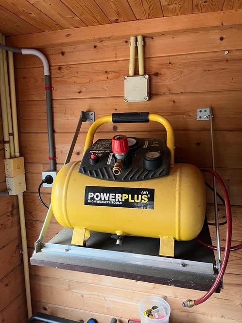 Compressor Powerplus met spiraalslang en bandendrukmeter, Doe-het-zelf en Bouw, Compressors, Zo goed als nieuw, 10 bar of meer