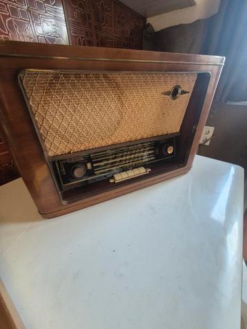 Oude radio Fidelio beschikbaar voor biedingen