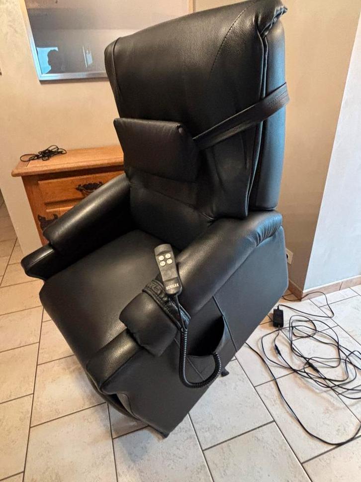 REVILAX elektrische liftstoel in zwart leer, Huis en Inrichting, Fauteuils, Zo goed als nieuw, Leer, Ophalen