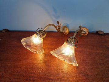 Paar Art Deco kandelaars van brons en gegroefd glas beschikbaar voor biedingen