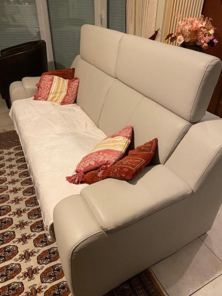 2 driezit-zetels in beige kunstleer: GRATIS, Huis en Inrichting, Fauteuils, Gebruikt, Kunststof, Leer, 125 cm of meer, 75 tot 100 cm