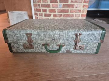 Oude koffer beschikbaar voor biedingen