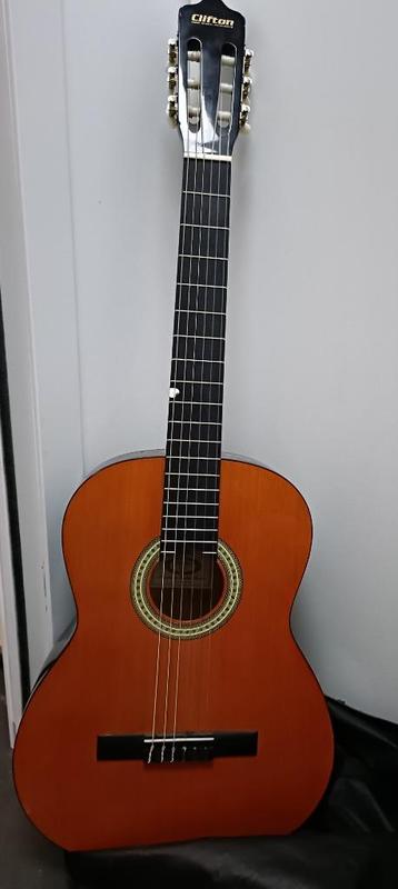 CLIFTON-gitaar en zijn zwarte tas beschikbaar voor biedingen