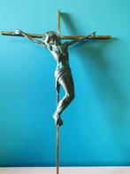 Crucifix, Enlèvement