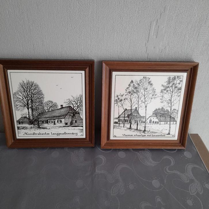 2 ingelijste keramieken tegels - Hollandse boerderijen( Lot), Antiek en Kunst, Antiek | Wandborden en Tegels, Ophalen of Verzenden