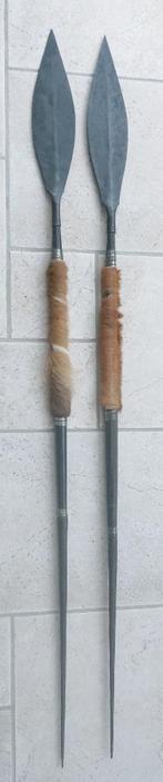 2 metalen speren met dierenvacht.  lengte = 138 cm, Ophalen