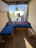Lit et matelas + table à vendre, Caravans en Kamperen, Mobilhome-accessoires, Ophalen, Zo goed als nieuw