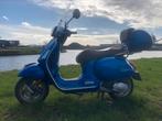 Vespa 125 GTS met topkoffer, scherm en beenkleed., Fietsen en Brommers, Ophalen, Gebruikt