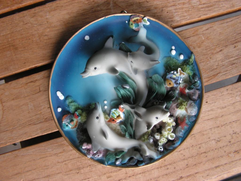 Soucoupe murale avec dauphins jouant., Collections, Statues & Figurines, Comme neuf, Animal, Enlèvement ou Envoi
