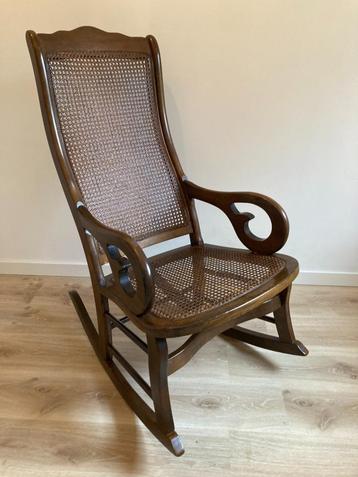 Mooie houten schommelstoel met rieten zitting en rugleuning beschikbaar voor biedingen