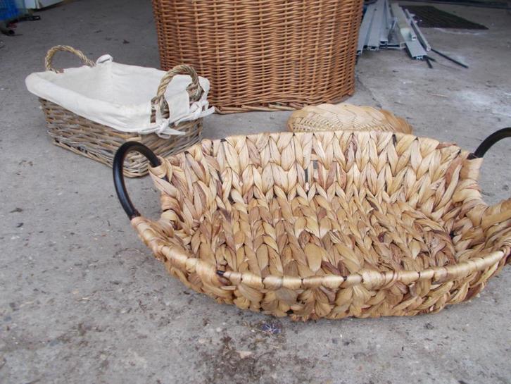 Rieten mandjes en bloempothanger + grote rieten kist, Tuin en Terras, Bloembakken en Plantenbakken, Ophalen