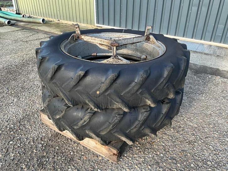 Dunlop 13.6/12-38 Banden met Molcon sluiting, Zakelijke goederen, Landbouw | Onderdelen | Banden, Velgen en Assen
