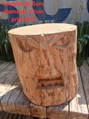 Houten Tiki-beelden beschikbaar voor biedingen
