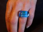 Blauwe ring, Handtassen en Accessoires, Ringen, Blauw, Kunststof, Ophalen of Verzenden, Dame
