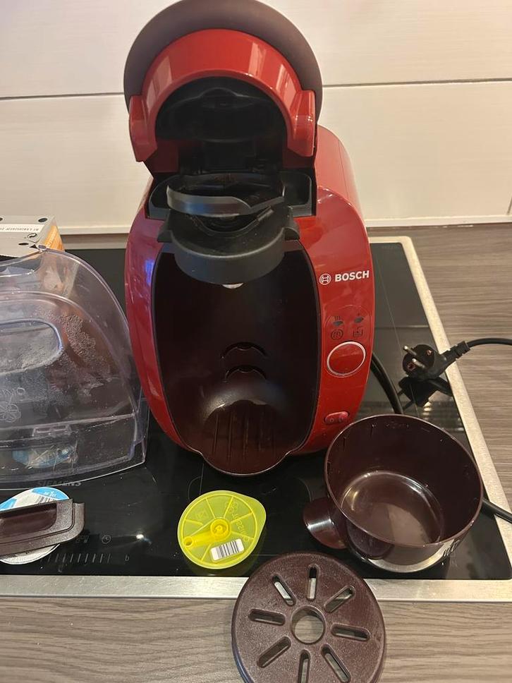 Bosch Tassimo - koffiemachine ( plus veel extra koffie ), Elektronische apparatuur, Koffiezetapparaten, Zo goed als nieuw, Koffiepads en cups
