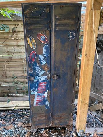 Armoire haute metallique deux portes etageres vintage beschikbaar voor biedingen