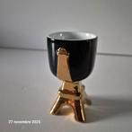 La Tour Eiffel en coquetier,  porcelaine d’époque moderne, Envoi