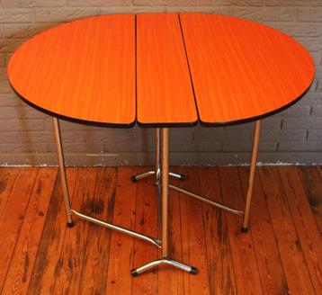 Oranje Klaptafel Uit Jaren 60 / + Kleurige Formica Stoelen beschikbaar voor biedingen
