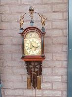 oude klok met bronze beeldjes, Antiquités & Art, Antiquités | Horloges, Enlèvement ou Envoi