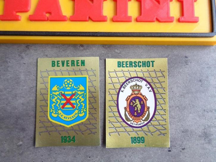 PANINI VOETBAL STICKERS FOOTBALL 86 2X BADGES  enkel bieden, Hobby en Vrije tijd, Stickers en Plaatjes, Ophalen of Verzenden
