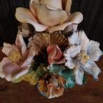 Fleurs anciennes en porcelaine italienne dans un vase, Envoi