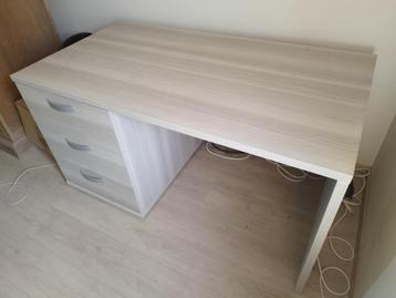 bureau beschikbaar voor biedingen
