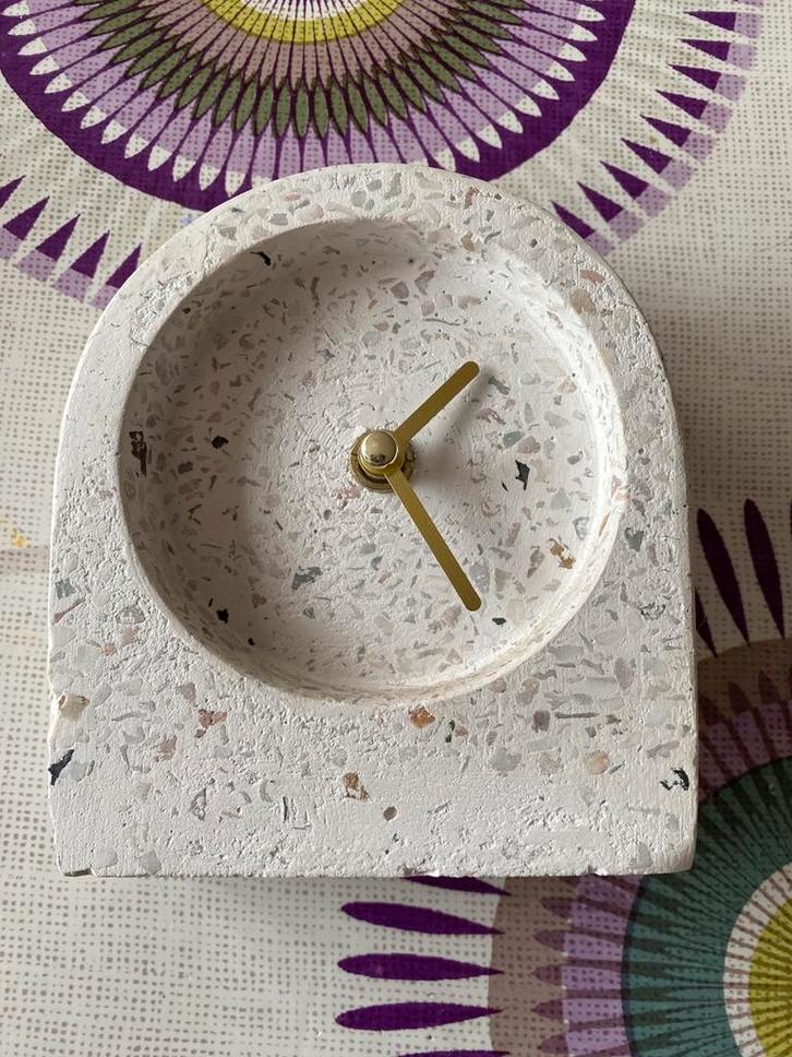 TERAZZO tafelklok #pierre naturel, Huis en Inrichting, Woonaccessoires | Klokken, Ophalen of Verzenden