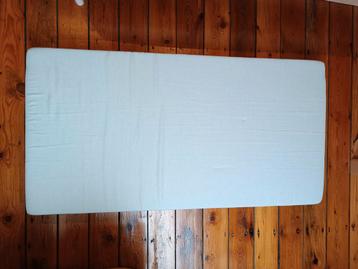 Matelas bébé en bon état  beschikbaar voor biedingen