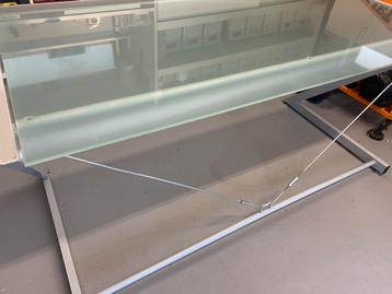 Glazen bureau beschikbaar voor biedingen