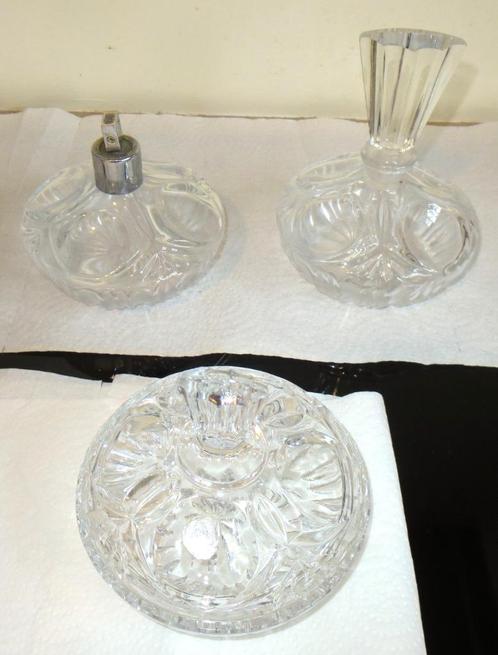 Parure de lavabo en cristal blanc VSL, Antiquités & Art, Antiquités | Verre & Cristal, Enlèvement ou Envoi