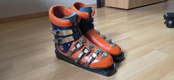 Oude Skischoenen voor de Moose bar beschikbaar voor biedingen