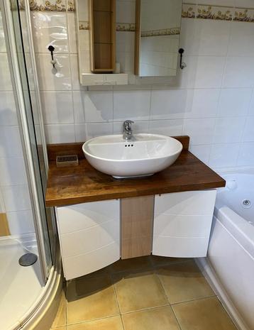 Ensemble de mobilier salle de bain en bon etat beschikbaar voor biedingen