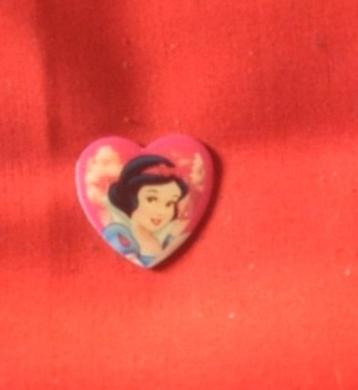pin's disney blanche neige coeur  beschikbaar voor biedingen