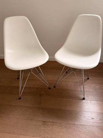 2 Vitra designstoelen – wit kuipzitting + metalen onderstel beschikbaar voor biedingen