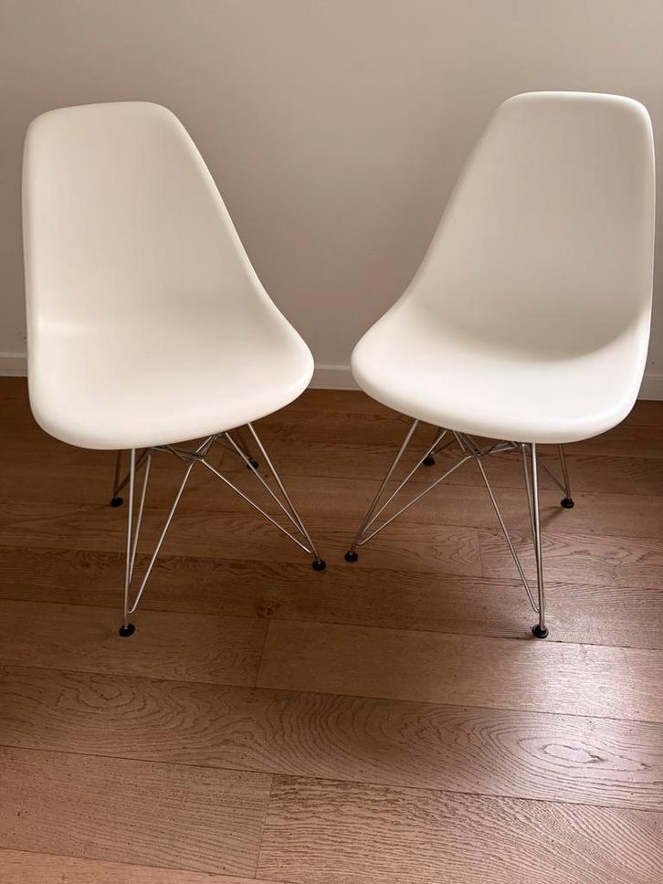 2 Vitra designstoelen – wit kuipzitting + metalen onderstel, Huis en Inrichting, Stoelen, Zo goed als nieuw, Twee, Kunststof, Wit